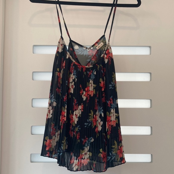 Floral Hollister pleated tank